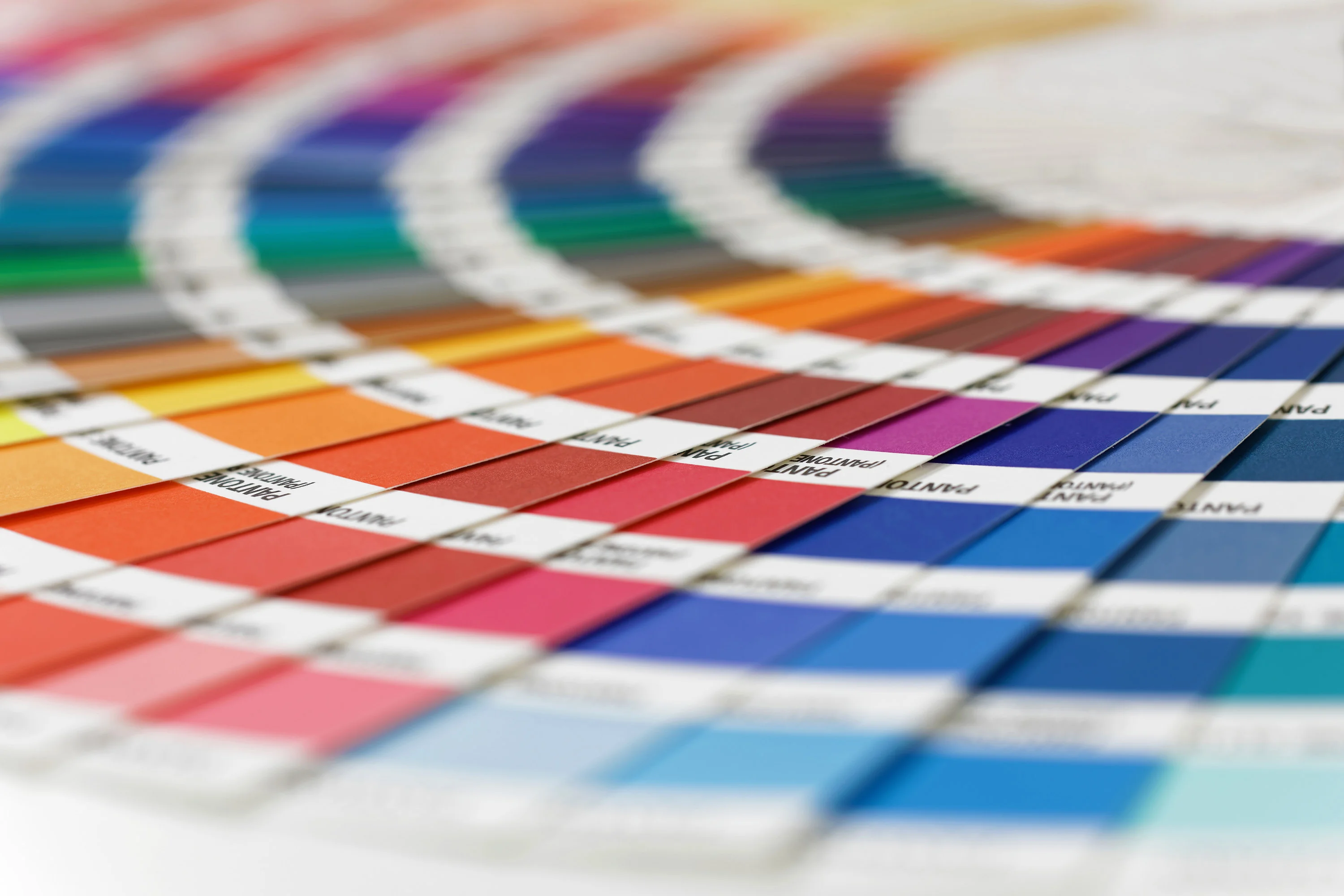 Pantone-Farbfächer aufgefächert — Sonderfarben sind ein zentraler Teil der Reinzeichnung
