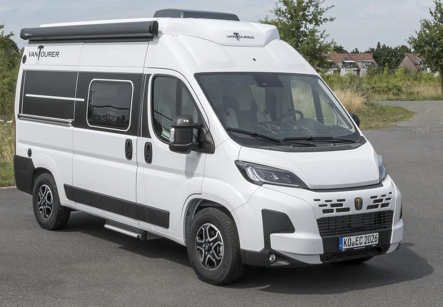 Originalfoto eines weißen VANTourer-Campervans auf einem asphaltierten Platz