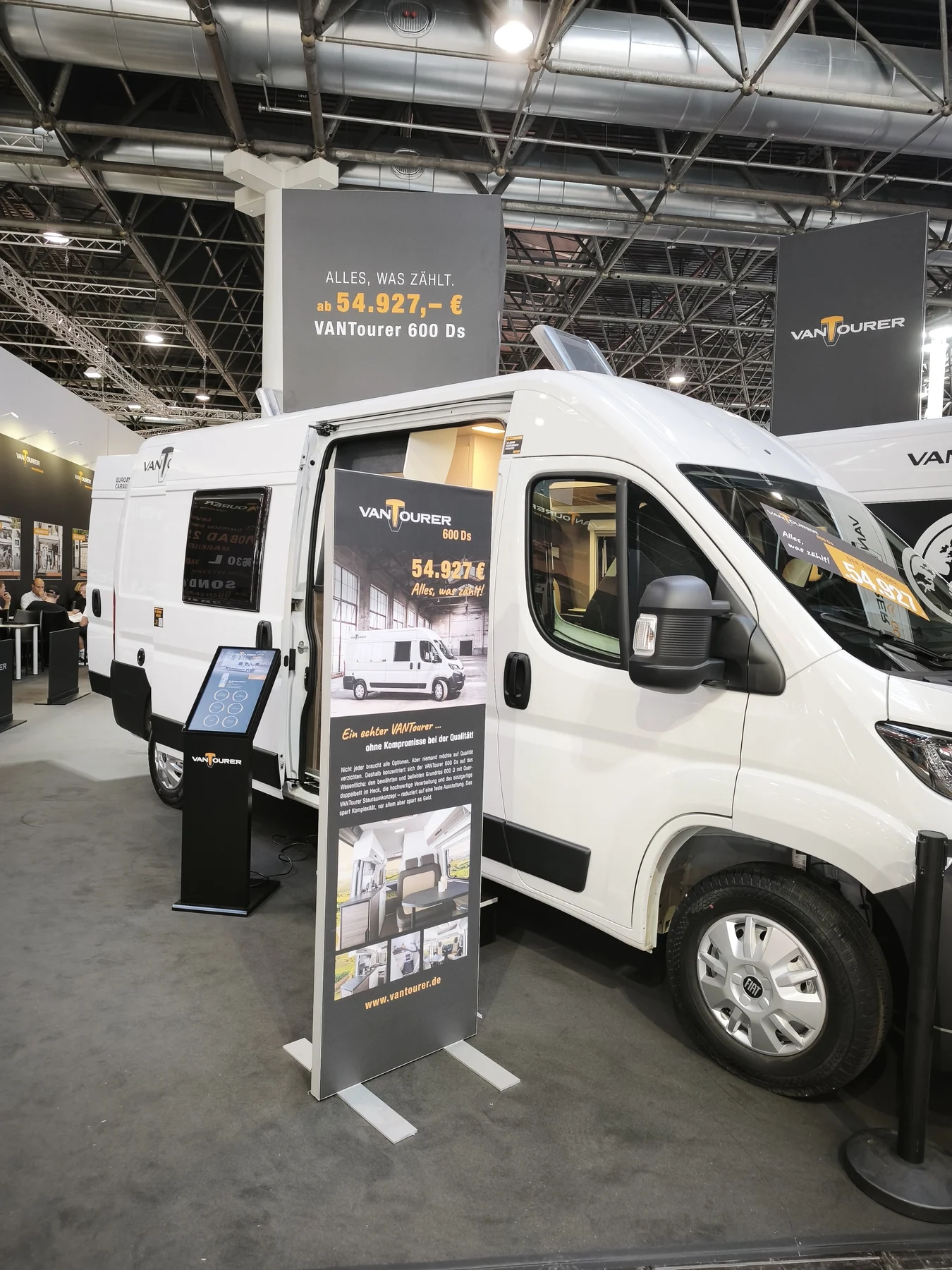 VANTourer 600 Ds mit Verkaufsdisplay auf dem Messestand 2027