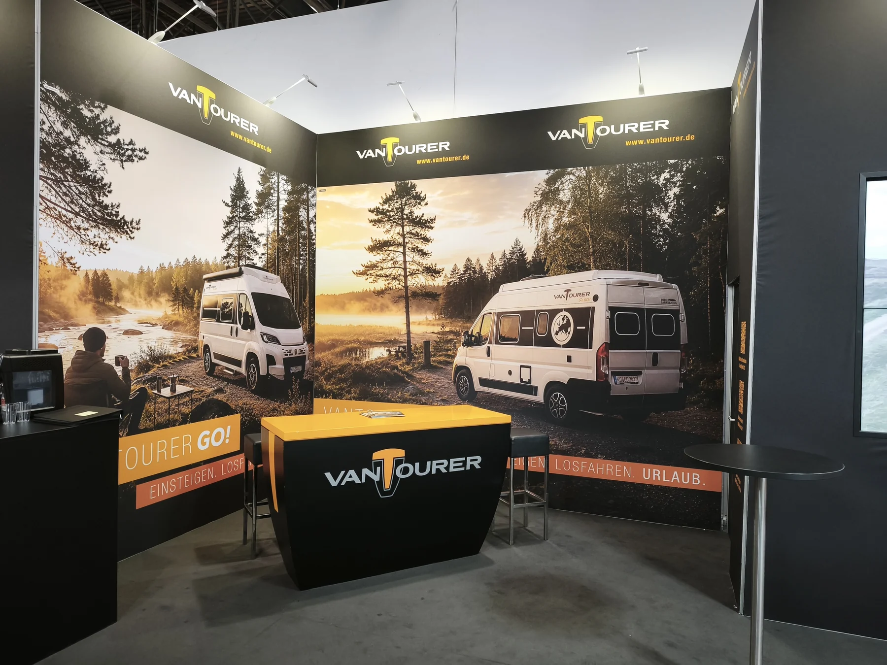 VANTourer Messestand 2027 mit großformatigem Outdoor-Visual und Empfangstheke