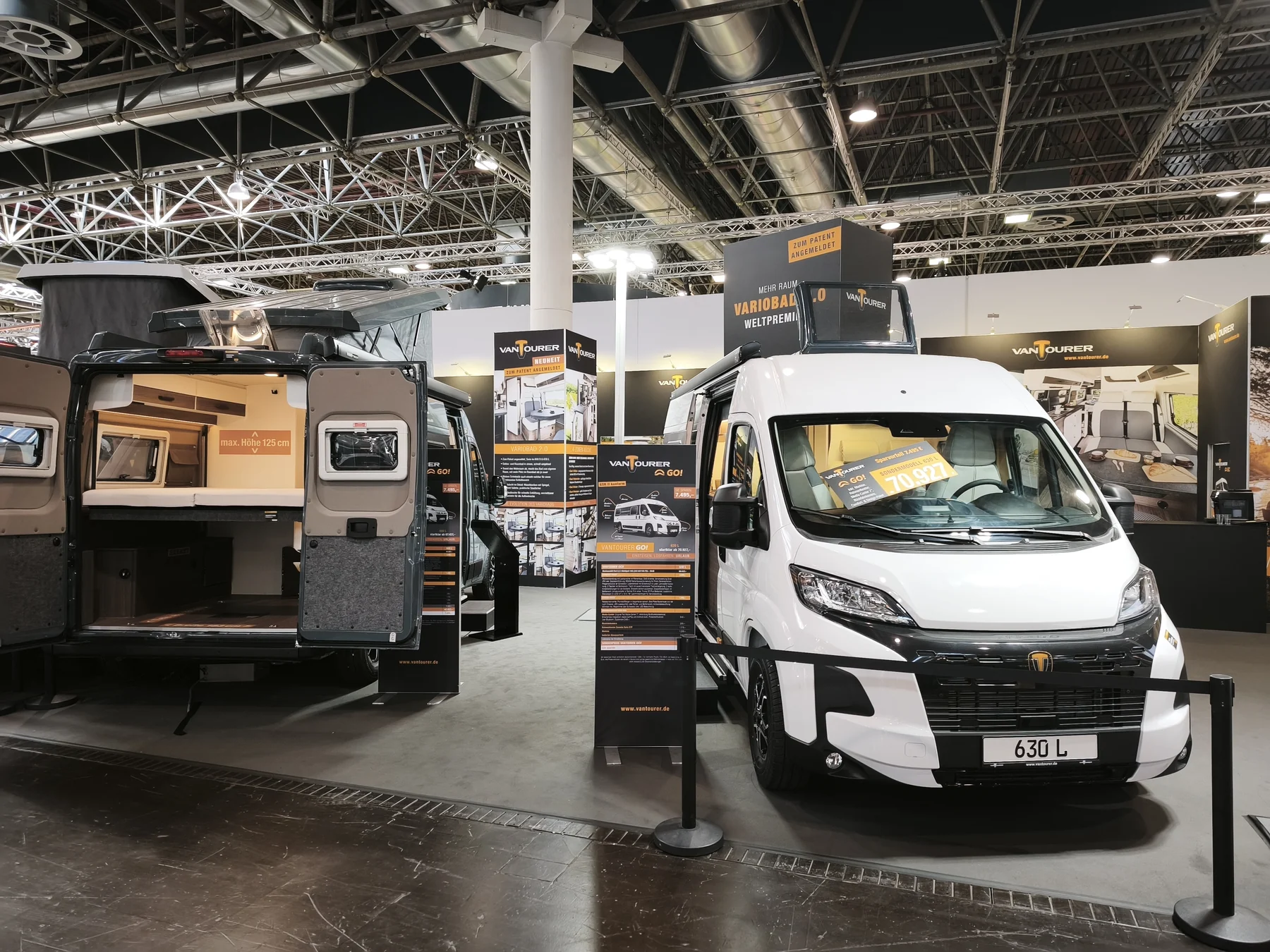 VANTourer Messestand 2027 mit 630 L und Variobad 2.0 Präsentation